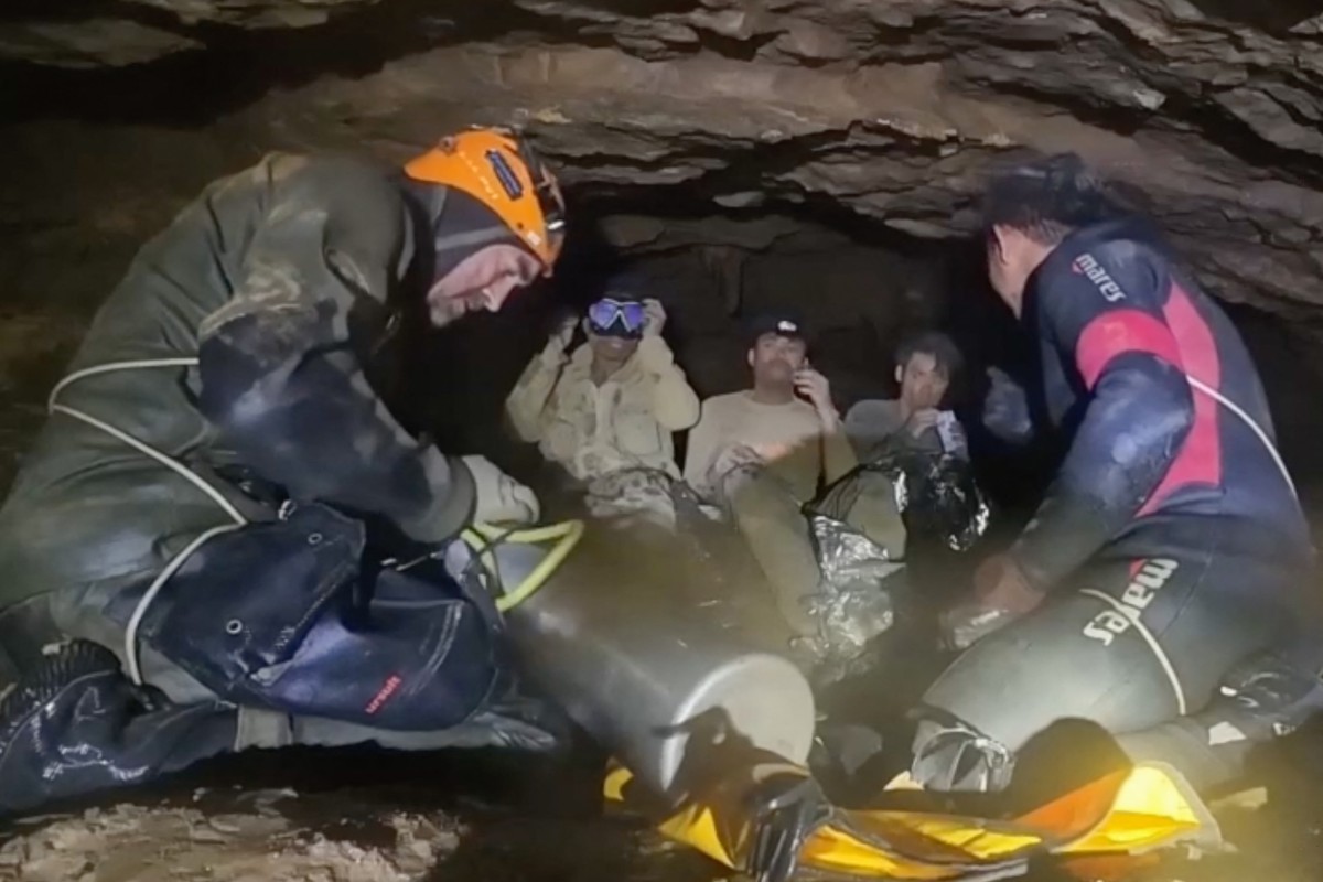 Equipes de resgate suspendem buscas por dois últimos homens presos em caverna no Laos