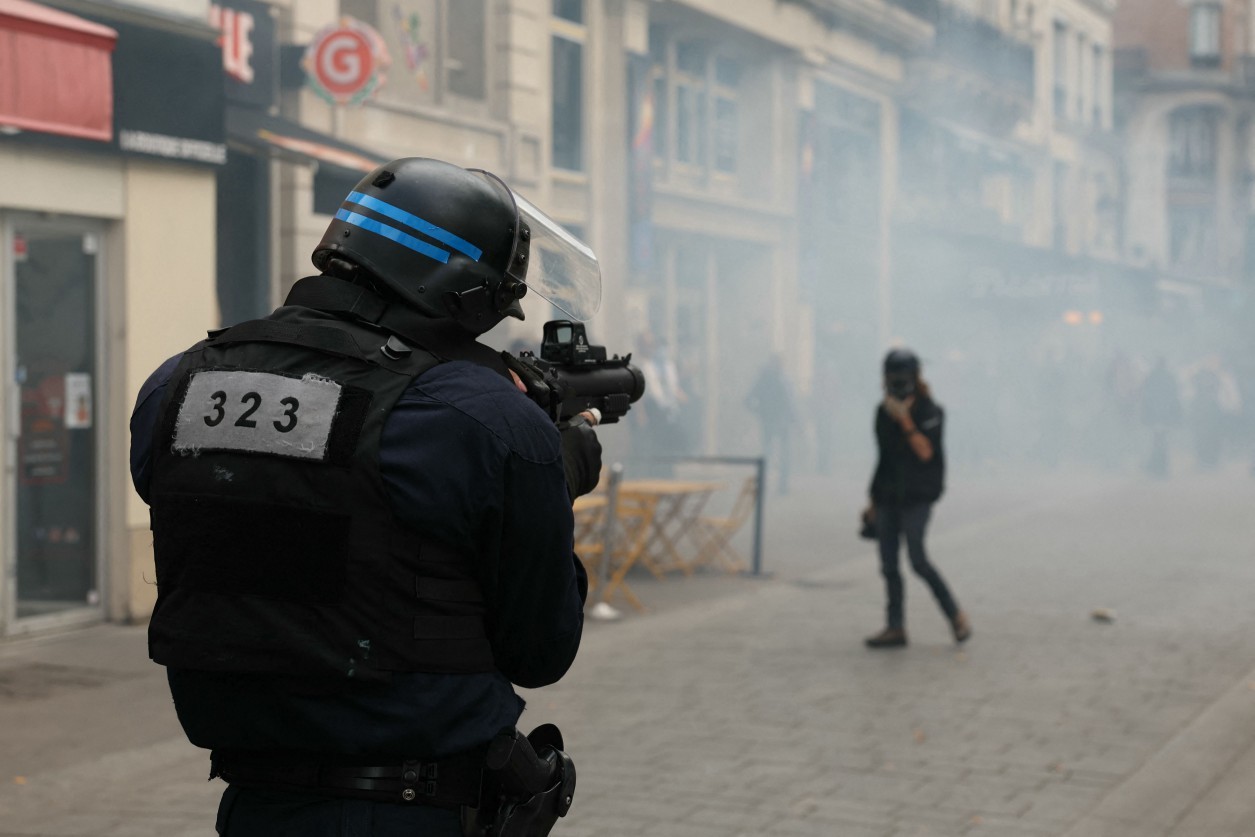 Performing vão, such as Ruas Nafrança Emresposta ànomeação de Sébastien Lecornu, 39, AO CARGO de Primeiro-Ministro Pelo Pelo President Emmanuel Macron. - Foto: Alain Jocard