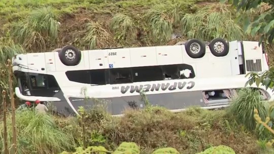 PR: Ônibus com 52 passageiros capota na BR-116; uma pessoa morre e outras 14 ficam feridas