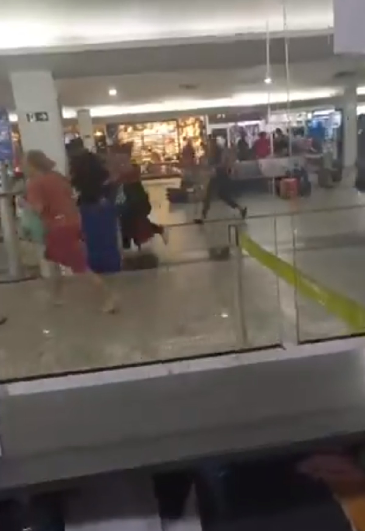 Vídeo mostra desespero de passageiros na rodoviária Novo Rio: 'É o tiro, o tiro, cara, vem'