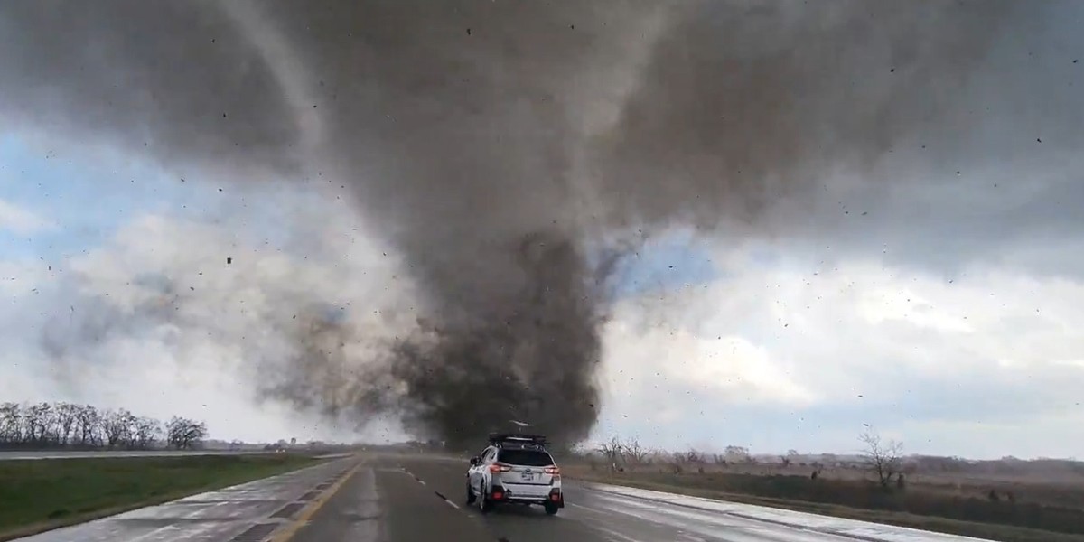 Mais de 20 tornados atingem os EUA e deixam rastro de destruição; vídeos
