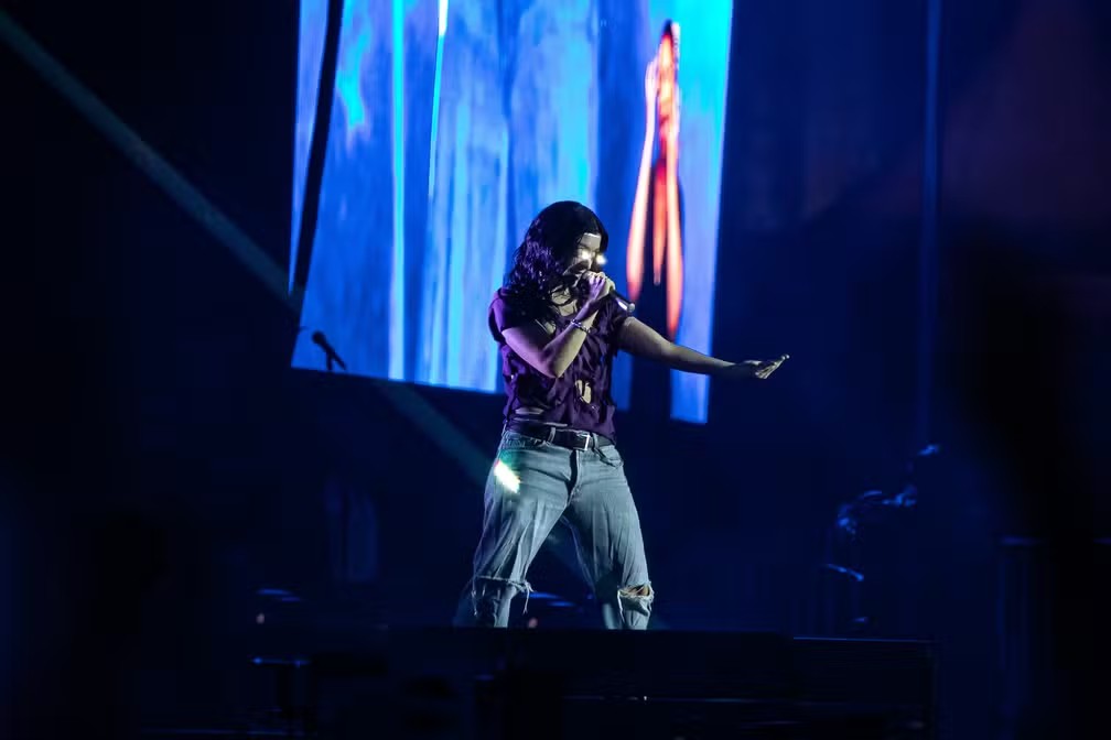 De cueca boxer e camiseta rasgada, Lorde faz show digno de headliner e ...