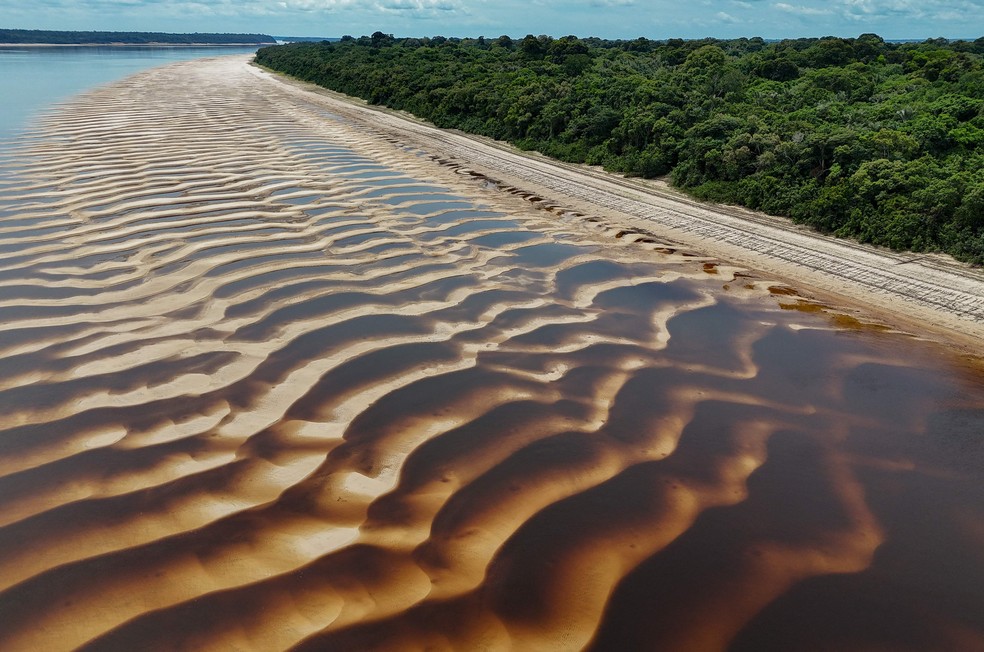 Areia exposta no Rio Negro durante a seca histórica que ocorreu na região em outubro de 2024 — Foto: Michael Dantas/AFP