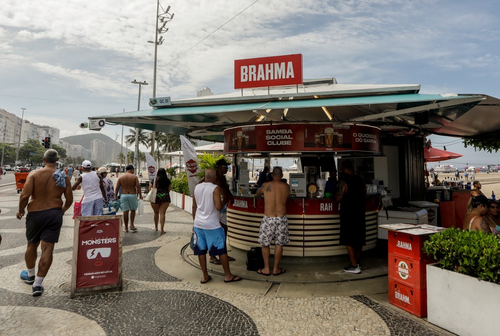Placa no calçadão anuncia venda de ingressos para show da Lady Gaga. Será a Festa Monsters no Samba Social Clube — Foto: Gabriel de Paiva / Agência O Globo
