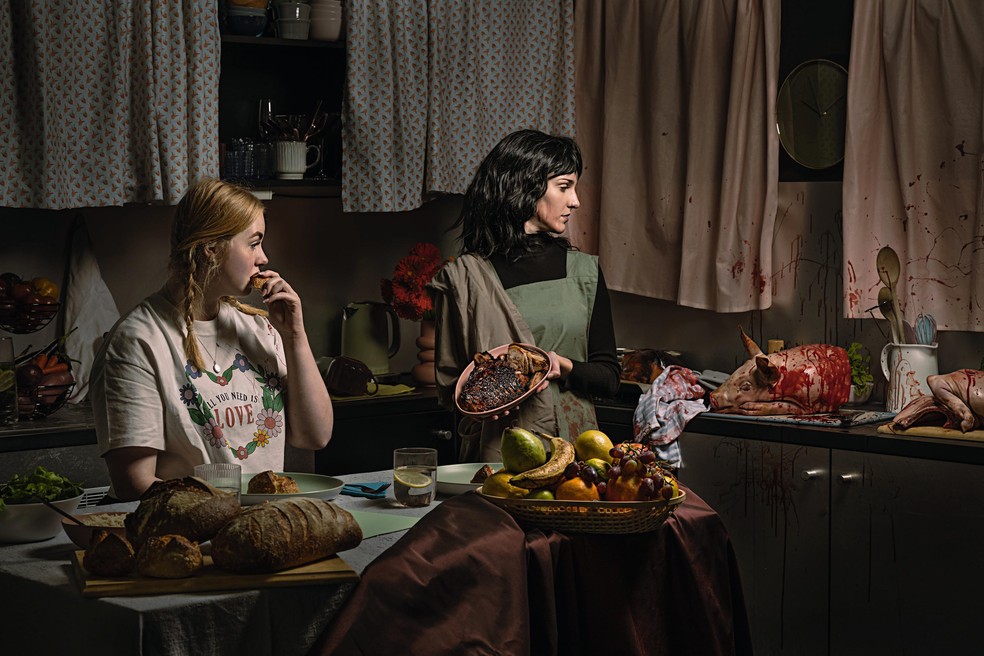 Cenas do cotidiano são reinventadas com imagens simbólicas — Foto: Fernanda Pedroso