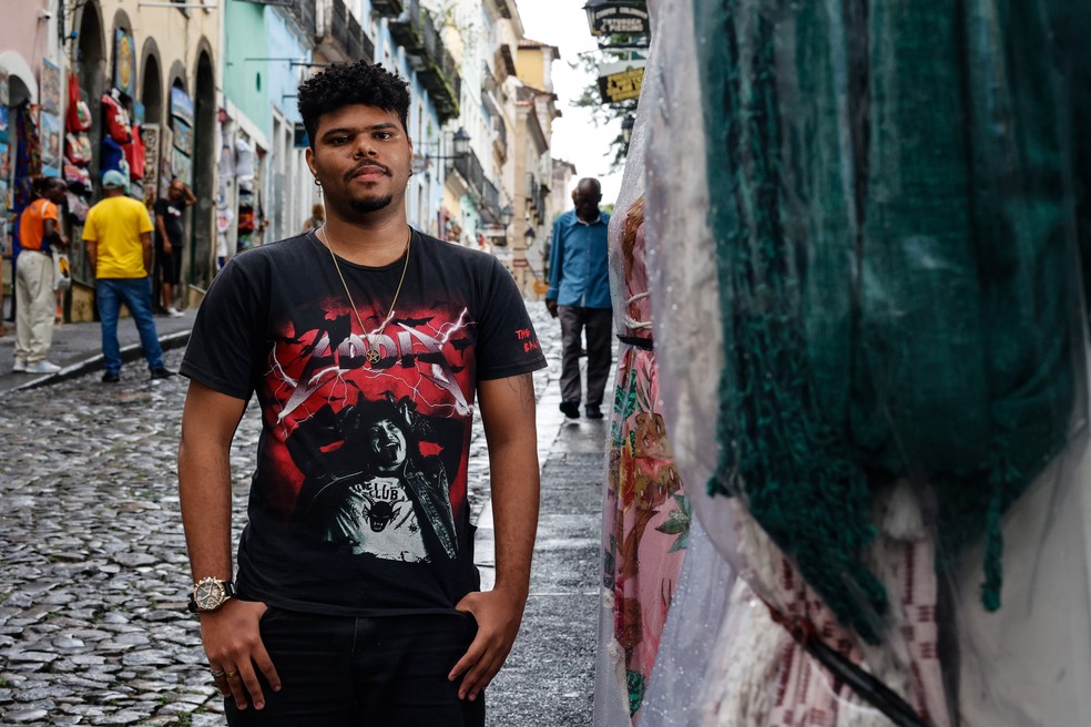 Lucas Santana, dono da loja de presentes de sua famlia no Pelourinho, em Salvador - Foto: Rafael Martins