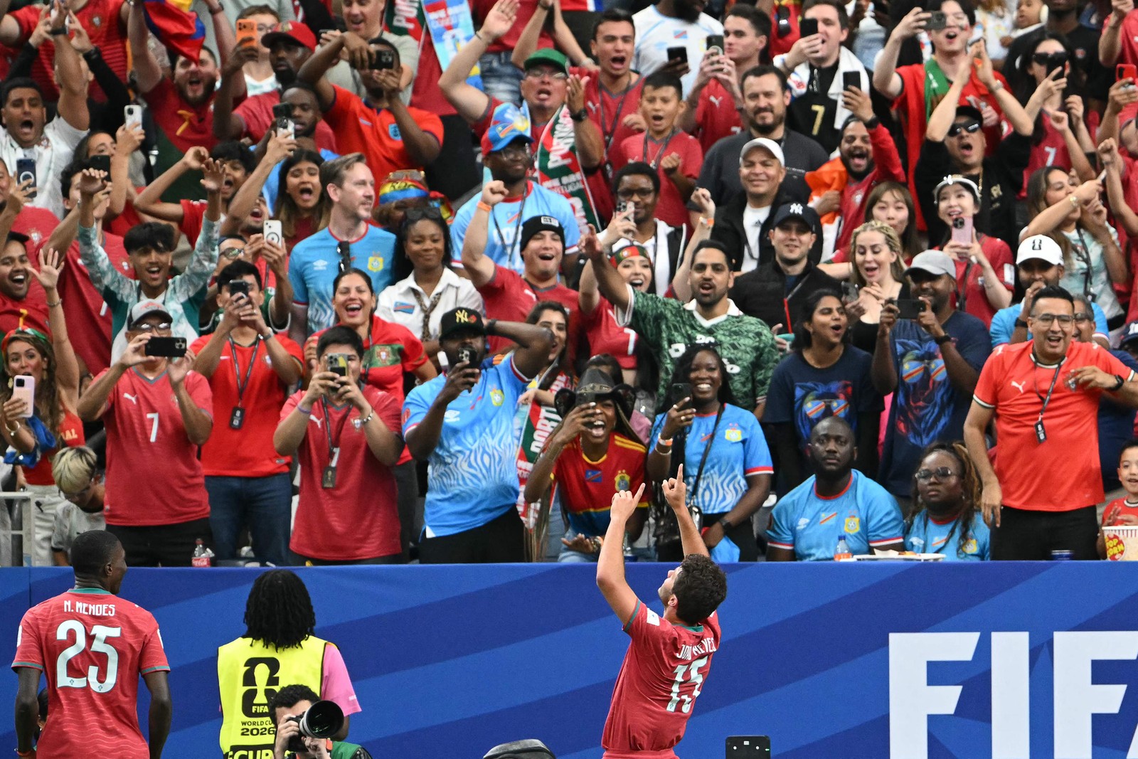 Joao Neves, camisa 15, comemora o gol de Portugal — Foto: RONALDO SCHEMIDT / AFP