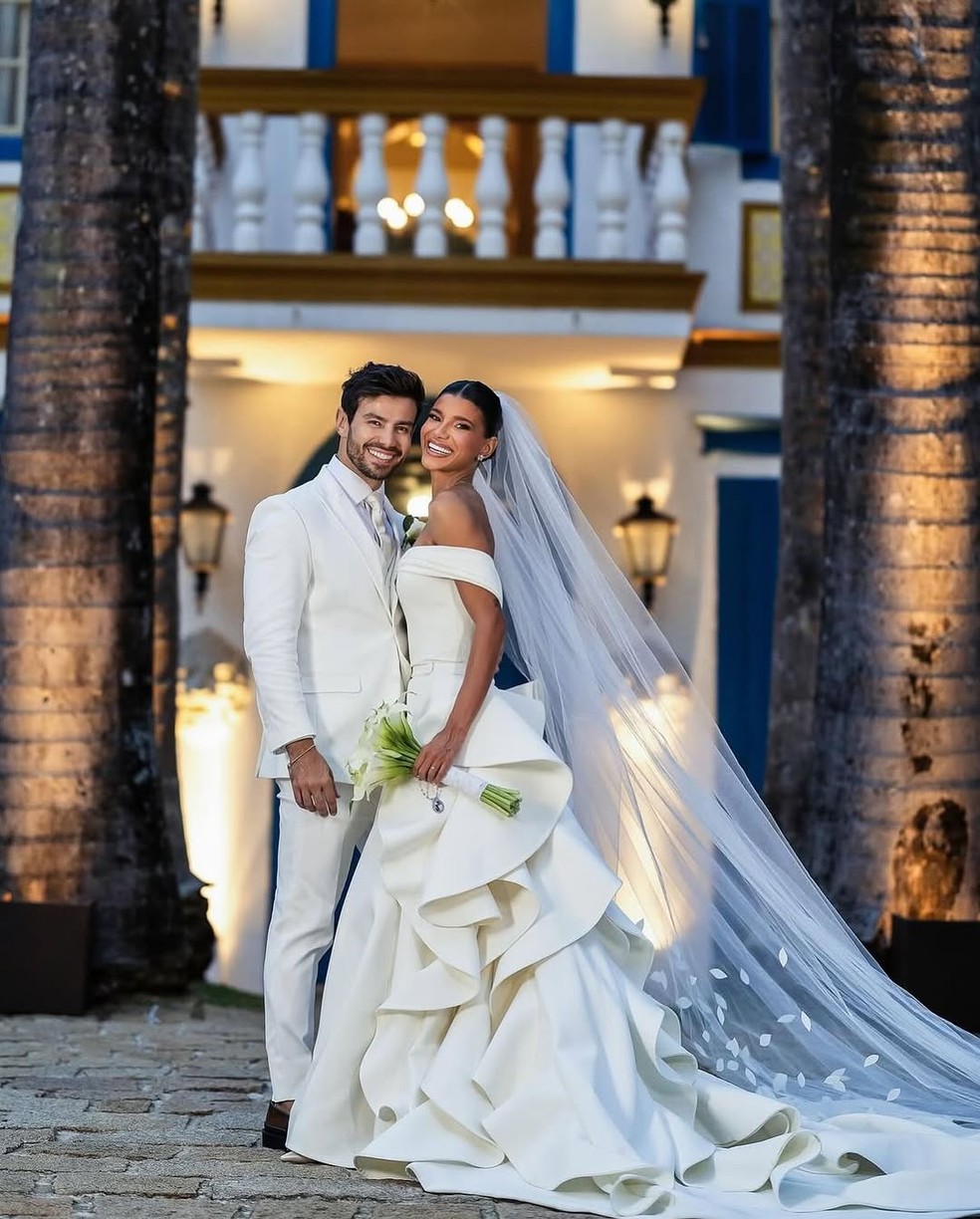 Jakelyne Oliveira e o cantor sertanejo Mariano se casaram em luxuosa cerimônia  — Foto: Reprodução Instagram @mayckonsantosoficial