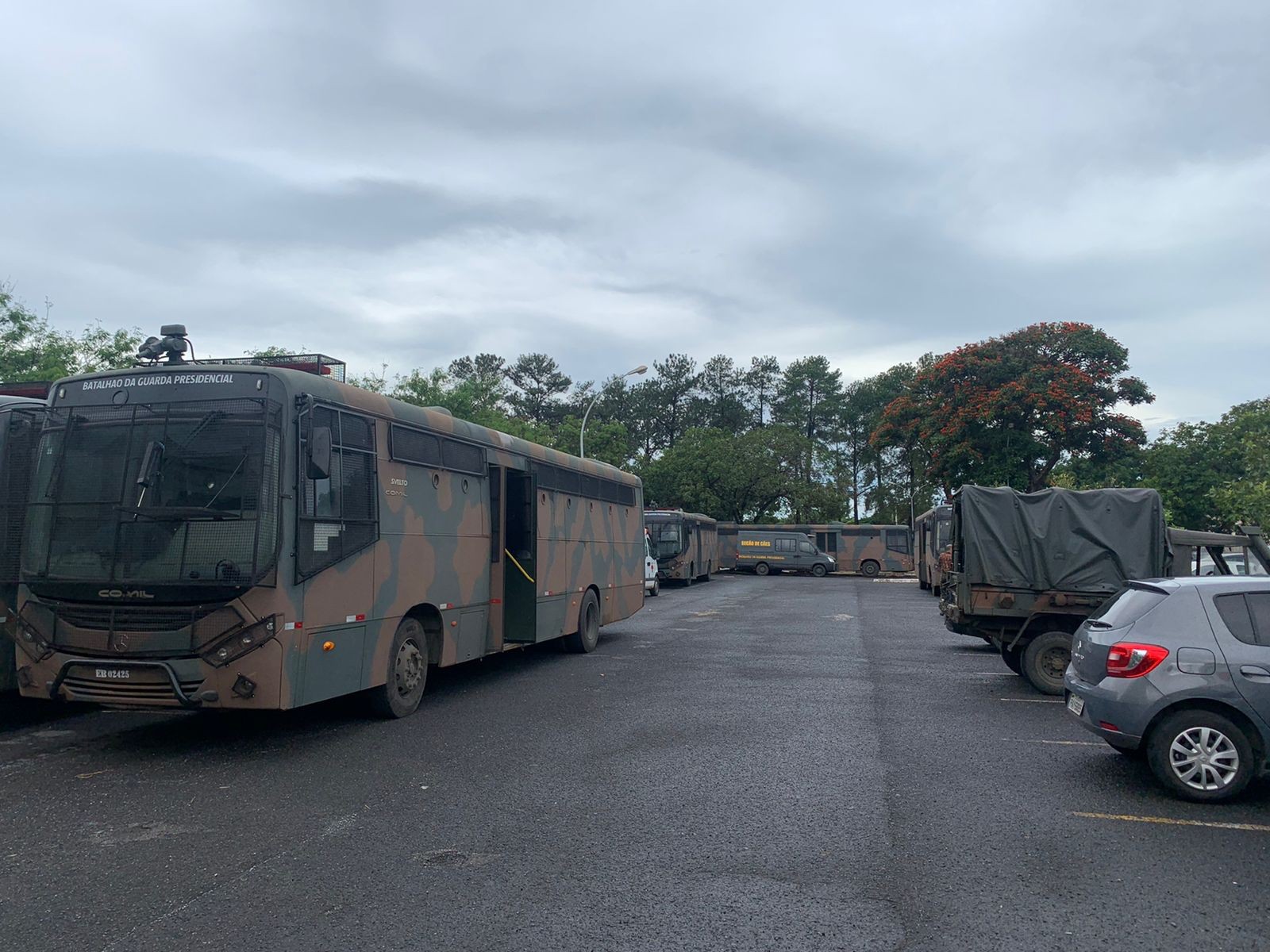 Ônibus e caminhões militares no entorno do Palácio do Planalto — Foto: O GLOBO