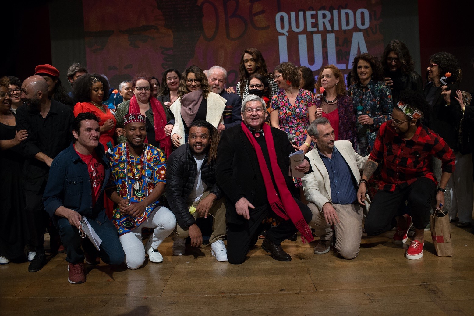 Lula posa com apoiadores de diversos segmentos da sociedade durante comício em Porto Alegre (RS) — Foto: Silvio Avila / AFP
