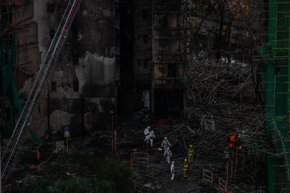 A temperatura durante o incêndio foi alta o suficiente para incendiar andaimes de bambu, que caíram e bloquearam as saídas de emergência — Foto: Lam Yik Fei/New York Times
