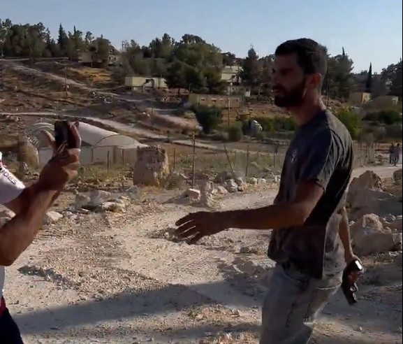 Promotores israelenses acusam colono pela morte de ativista palestino que participou de filme ganhador do Oscar na Cisjordânia - QTU Questões do Universo