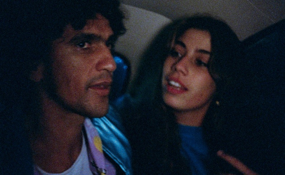 Caetano Veloso faz uma participação no filme 'Onda nova' — Foto: Divulgação