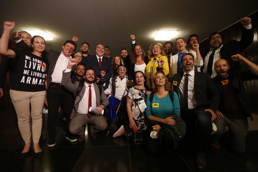 Artistas na  Câmara dos Deputados para defender a derrubada dos vetos de  Jair Bolsonaro referentes às leis Paulo Gustavo e Aldir Blanc