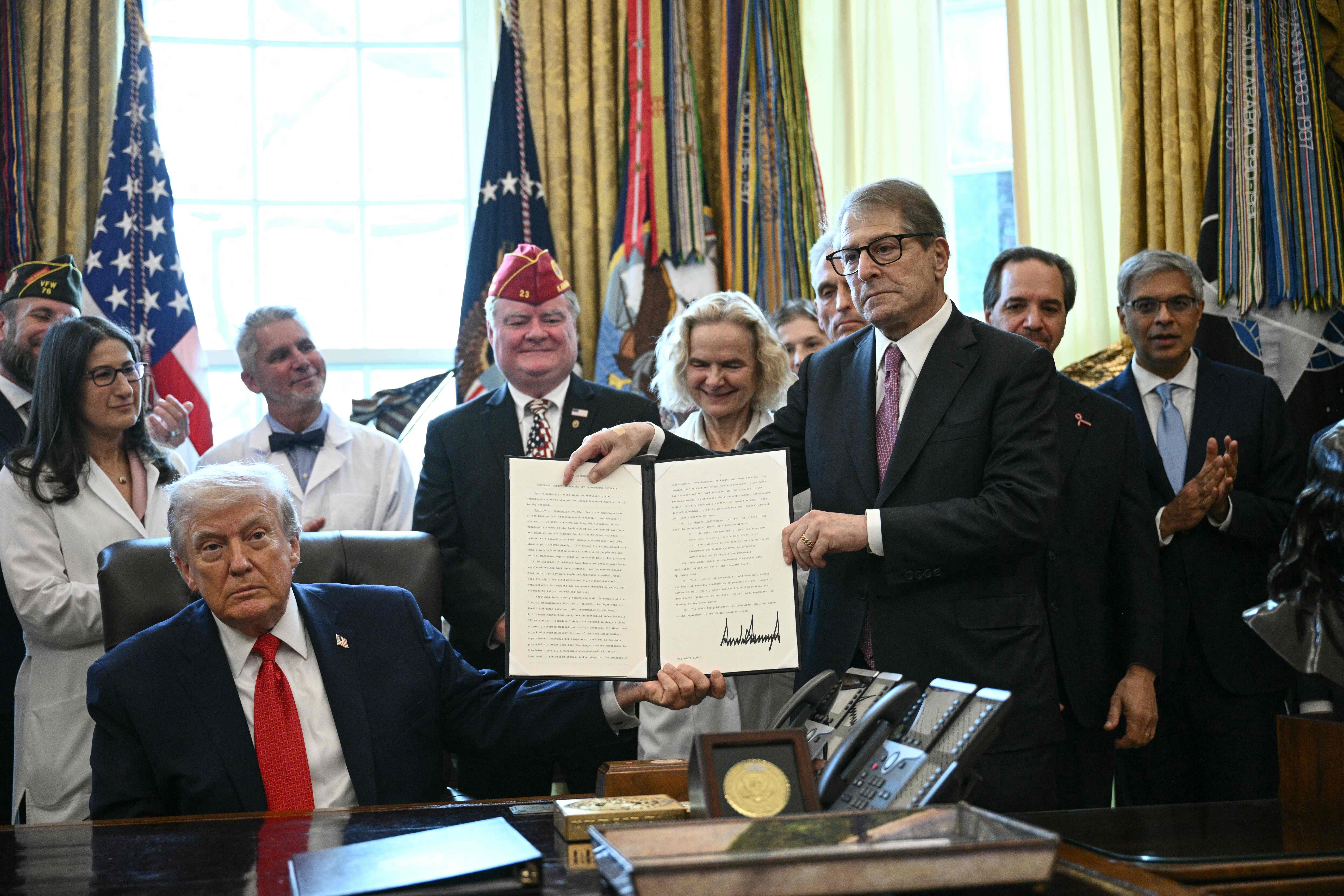 Trump assina decreto para reclassificar maconha e flexibilizar restri&ccedil;&otilde;es &agrave; droga