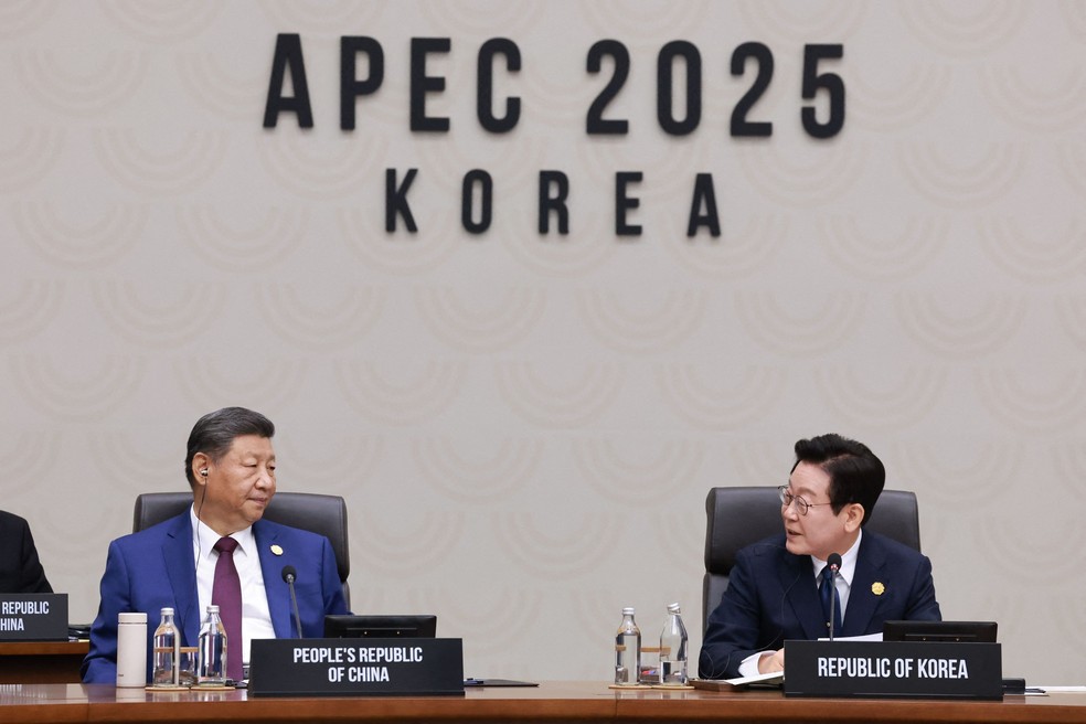 Presidentes da China, Xi Jinping (E), e da Coreia do Sul, Lee Jae-myung, durante cúpula da Apec em Gyeongju, na Coreia do Sul — Foto: YONHAP / AFP