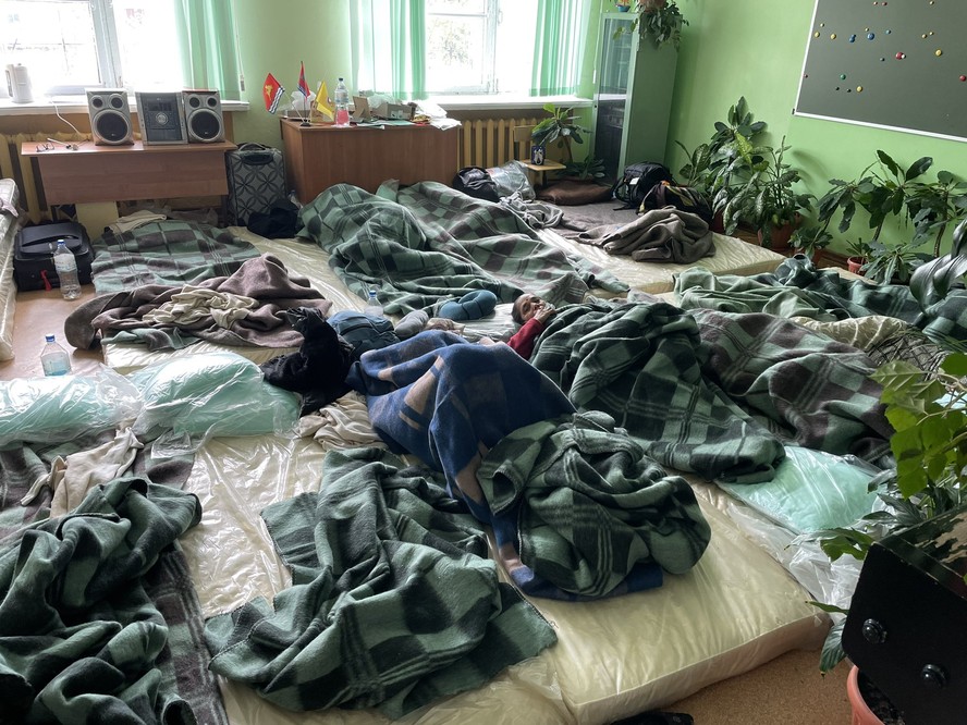Passageiros dormem no chão de escola na Rússia após avião fazer pouso de emergência