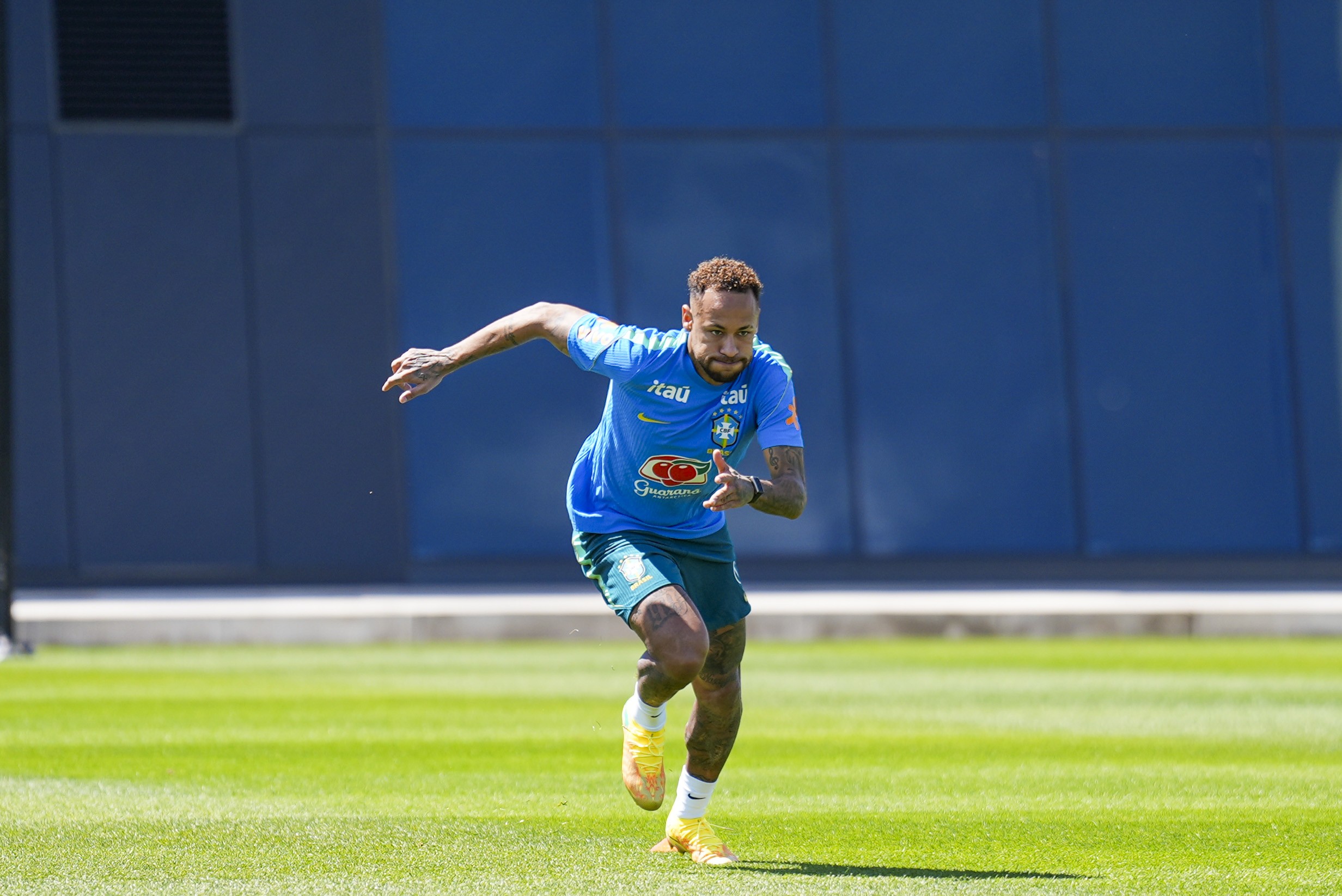 Neymar treina com bola um dia após vitória do Brasil sobre Haiti e busca estrear na Copa contra a Escócia