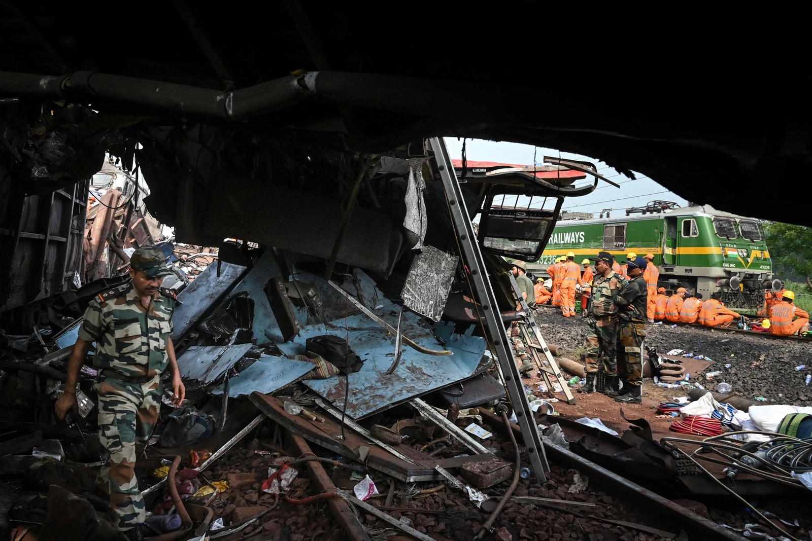 Militares inspecionam os destroços no local da colisão de trens perto de Balasore, a cerca de 200 km da capital do estado, Bhubaneswar, no estado oriental de Odisha — Foto: Dibyangshu SARKAR / AFP