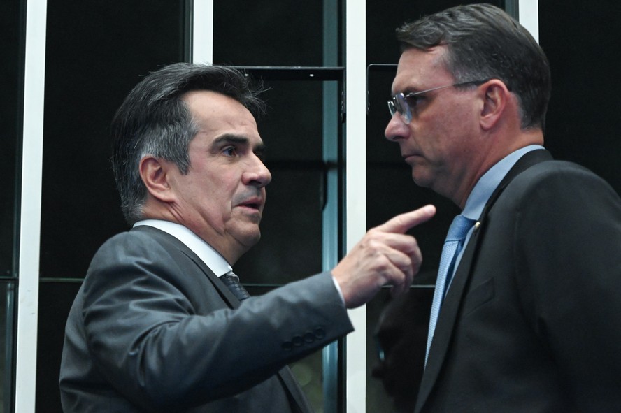 O presidente nacional do PP, senador Ciro Nogueira (PI), ao lado de Flávio Bolsonaro (PL-RJ) no plenário do Senado Federal