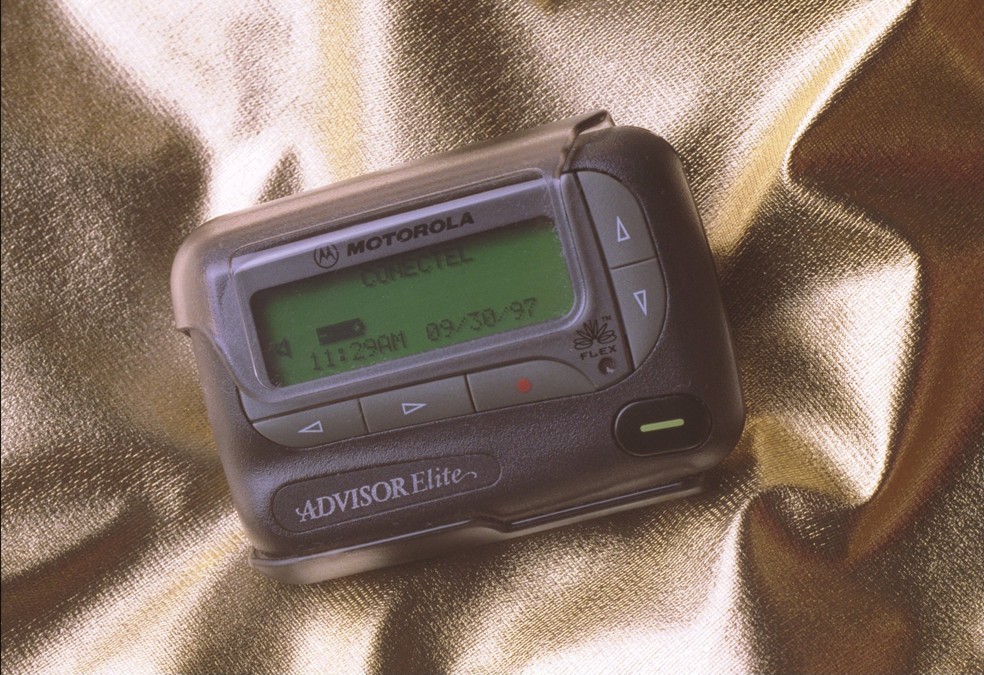 Modelo de pager usado no Brasil nos anos 1990 — Foto: Camila Maia