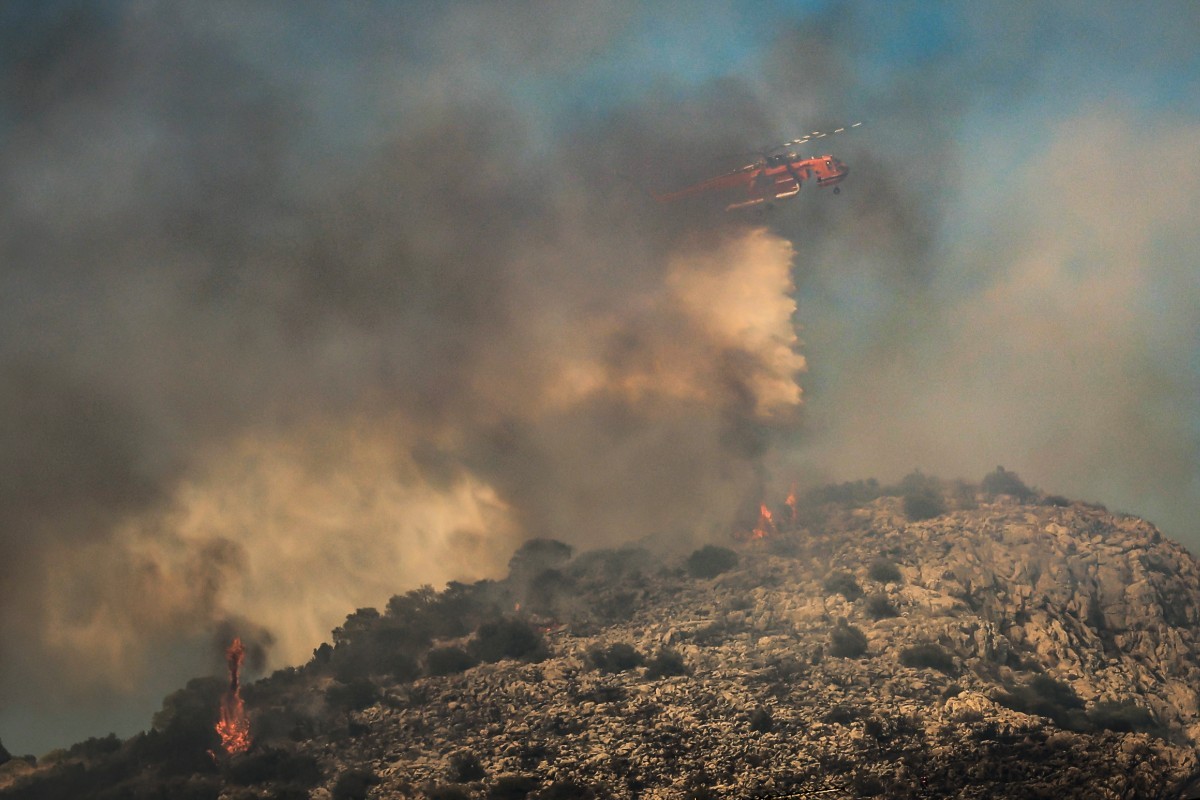 Incêndios deixam dois mortos na Grécia e mobilizam milhares de bombeiros em países da Europa