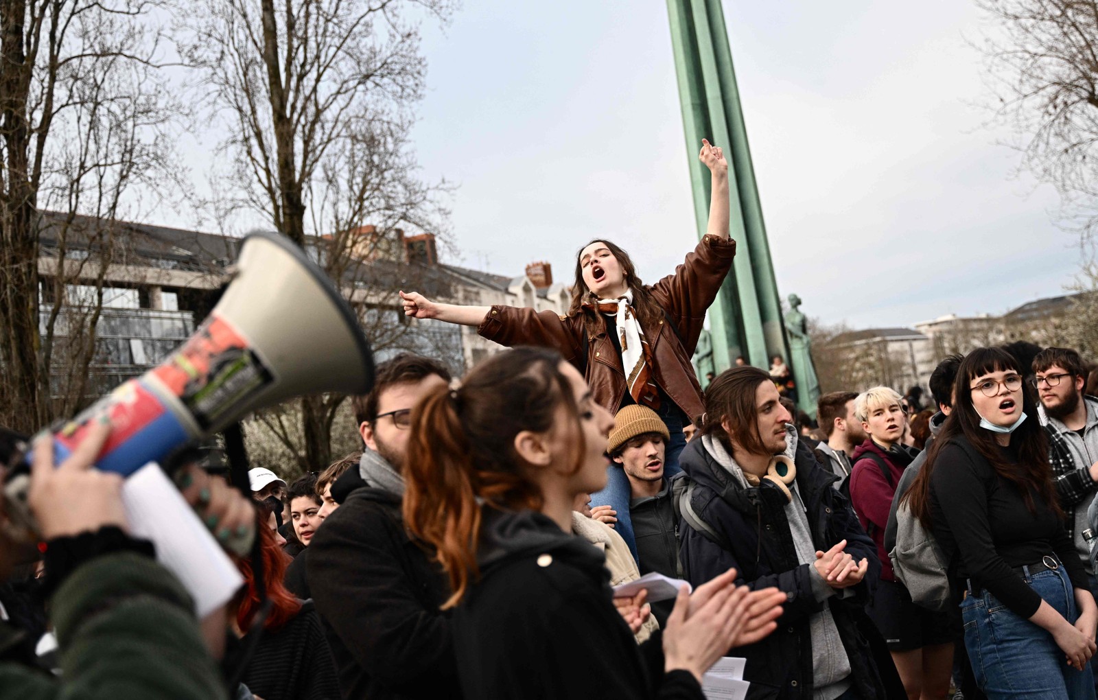 Manifestantes em Nantes. Aprovação de texto da reforma pelo Senado fez aumentar as tensões nas ruas da França — Foto: LOIC VENANCE / AFP