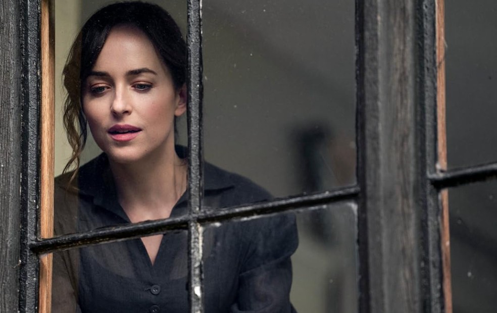 Dakota Johnson in “Persuasion” (2022) — Photo: Disclosure