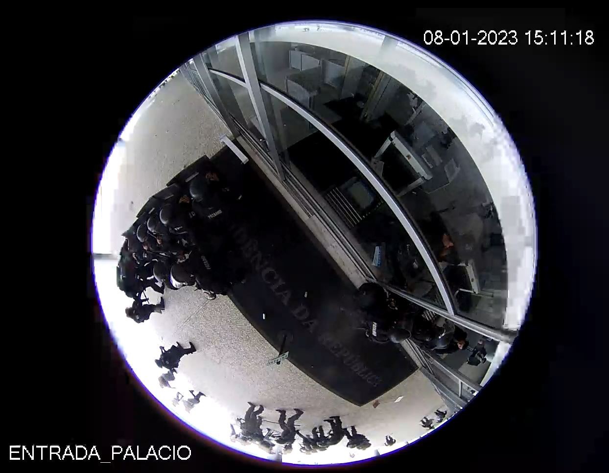 Barreira de policiais recua em frente à entrada principal do Planalto — Foto: Reprodução