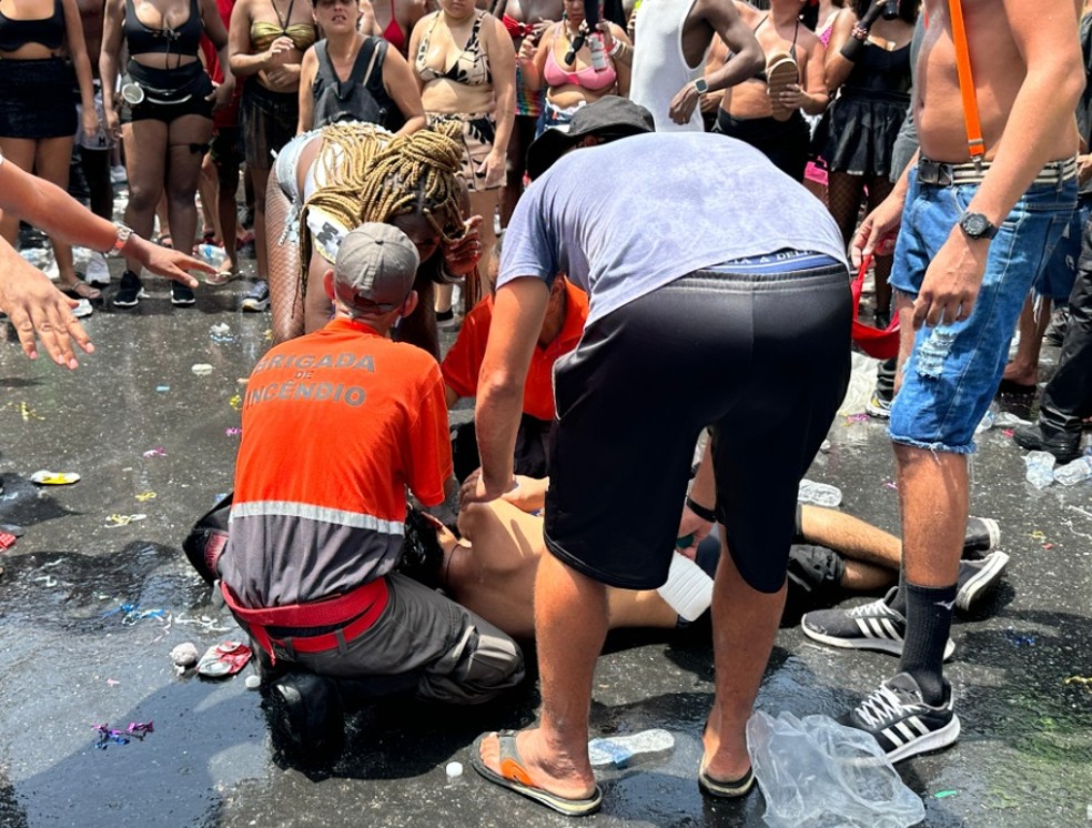 Foli&atilde;o desmaia no Fervo da Lud, no Centro do Rio &mdash; Foto: Marcia Foletto