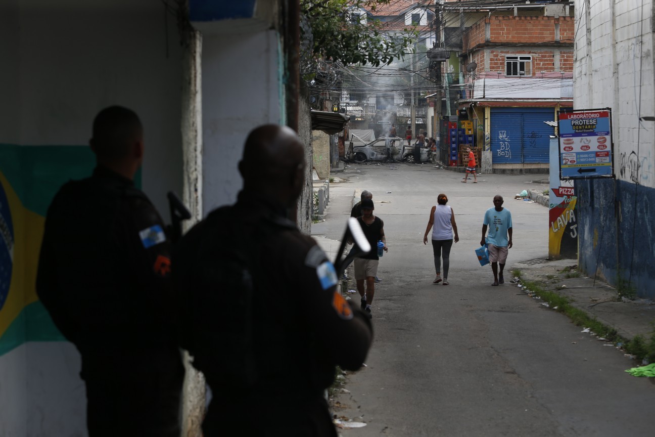 Na foto, carro incendiado na Entrada das Casinhas, esquina com rua Adhemar Bebiano — Foto: Fabiano Rocha / Agência O Globo