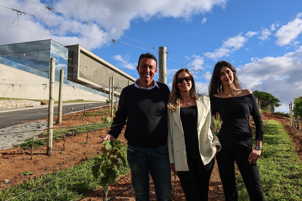 Marcelo, Fernanda e Manuela ao lado de uma videira de Maturano: uva italiana &mdash; Foto: Gabriel de Paiva / Ag&ecirc;ncia O Globo
