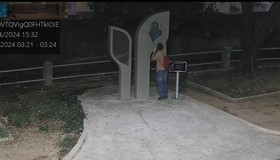 Estátua de Aldir Blanc é vandalizada e câmeras flagram momento da pichação; veja vídeo