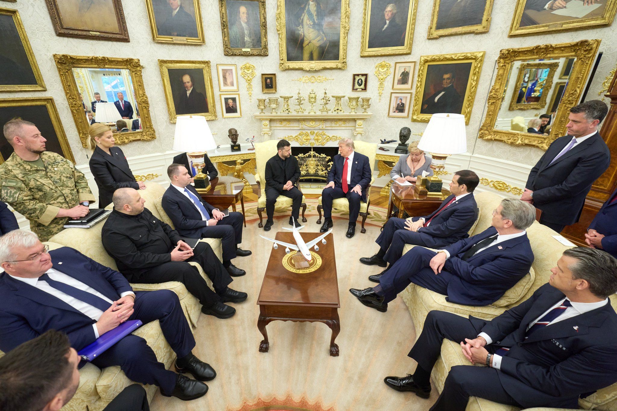 Em momentos distintos, Zelensky e Netanyahu vão à Casa Branca em busca de armas, fotos e definições para o futuro