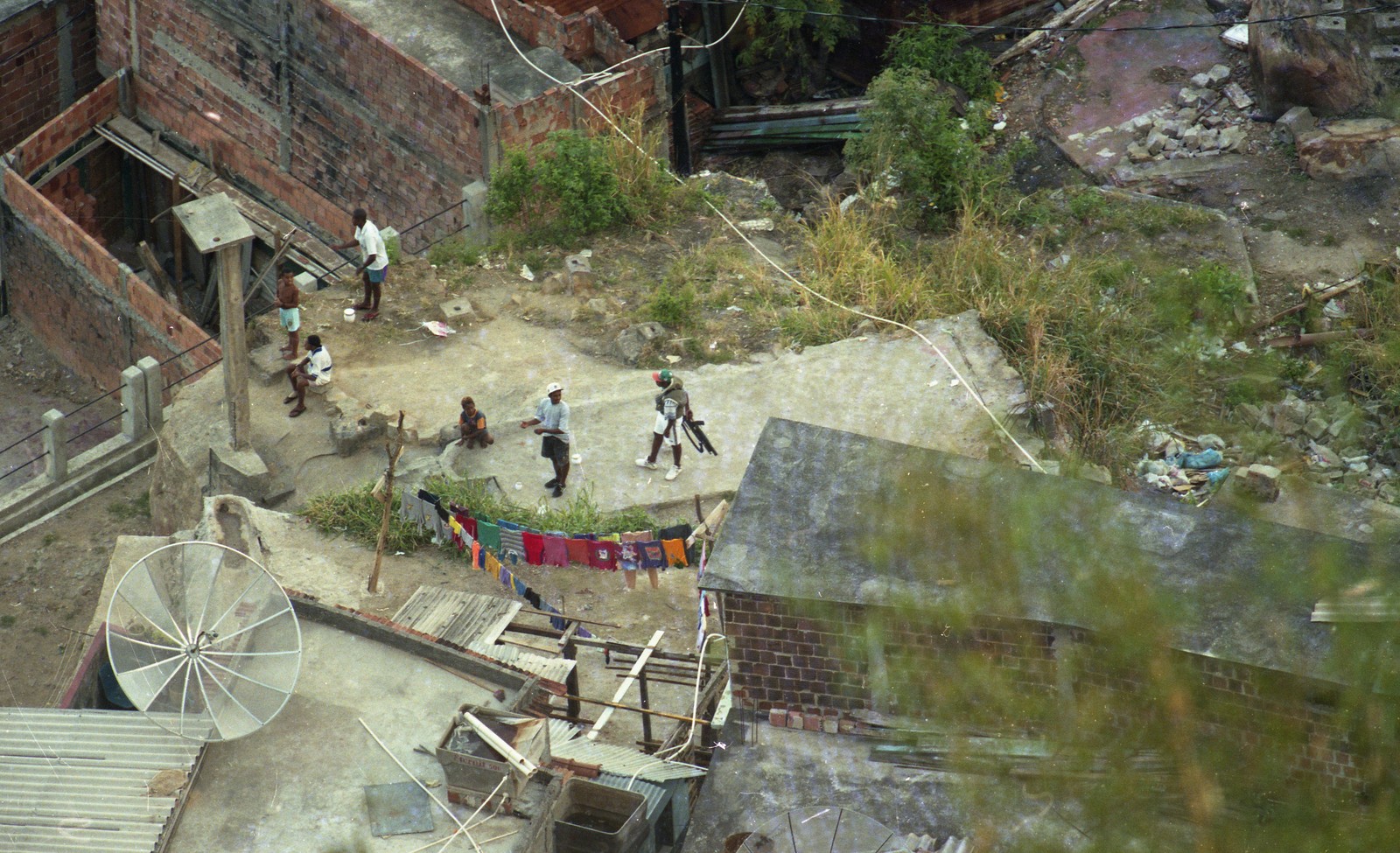 Crianças brincam enquanto traficantes, um deles com fuzil lança-granada, montam guarda no alto do Morro Dona Marta, em Botafogo (Foto tirada em, 09/08/1994 no Rio de Janeiro) — Foto: Chiquito Chaves / Agência O Globo