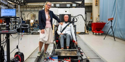 Engenheira sueca Astrid Linder projetou primeiro boneco feminino para testes de colisão de carro — Foto: Jonathan Nackstrand / AFP