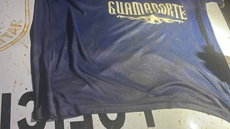 Camiseta encontrada pela força-tarefa que tenta recapturar presos que fugiram da Penitenciária Federal de Mossoró — Foto: Divulgação