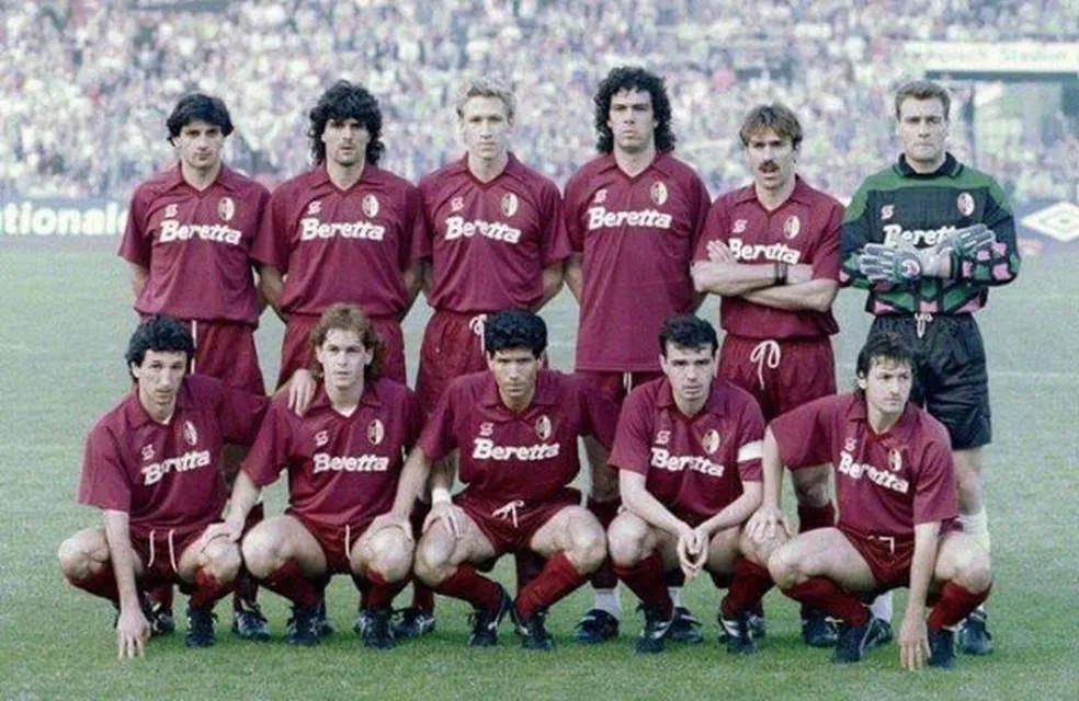 O atacante Walter Casagrande (3º da direita para a esquerda, em pé) pelo Torino — Foto: Acervo pessoal