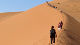 Autoridades da Namíbia criticam turistas que ficaram nus em duna de 320m: 'Repugnante'