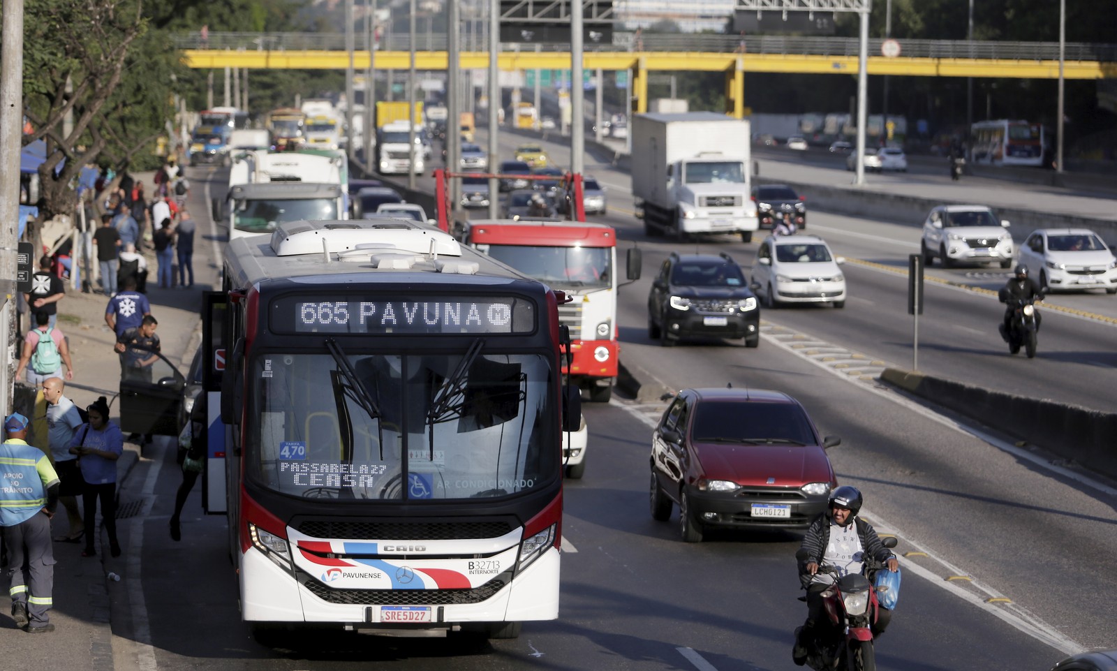 Avenida Brasil, na altura da Maré, bairro do Rio com alta de 137% nos roubos em coletivo — Foto: Marcelo Theobald/Agência O Globo