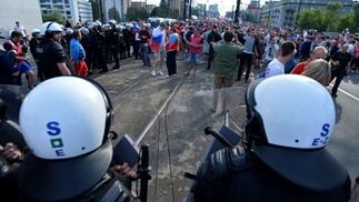 Torcedores russos se concentram do lado de fora do Estádio Nacional de Varsóvia