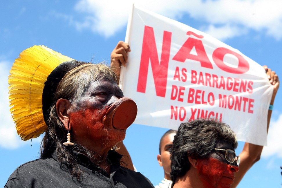 Raoni Txucarramãe e Ireo Kaiapó em protesto em frente ao Palácio do Planalto contra a construção da Usina de Belo Monte — Foto: Gustavo Miranda
