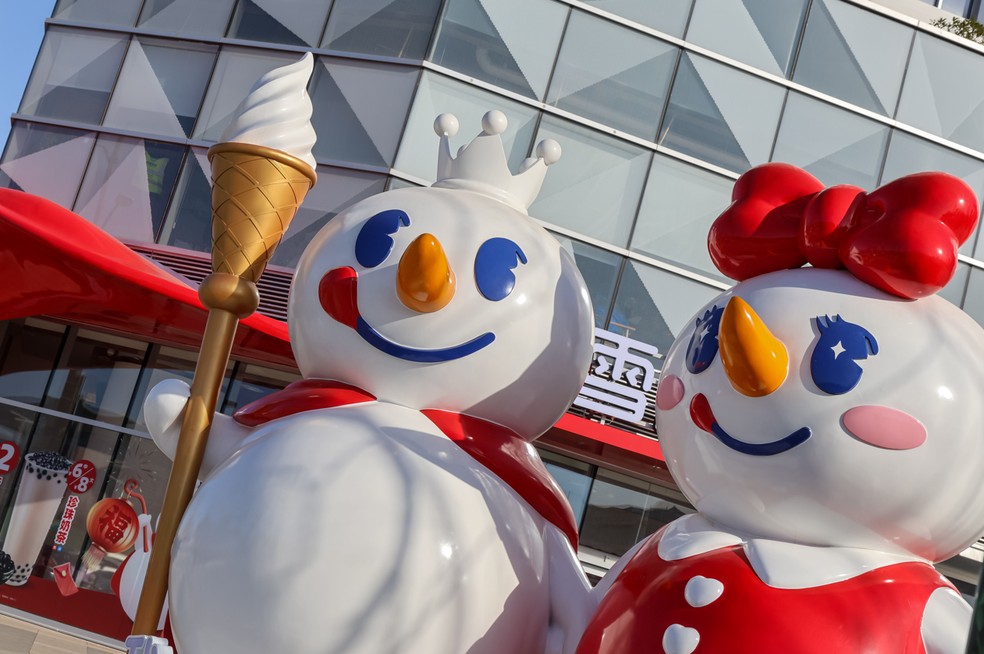 Mascotes da empresa Mixue em sua sede global na cidade de Zhengzhou, província de Henan — Foto: Bloomberg