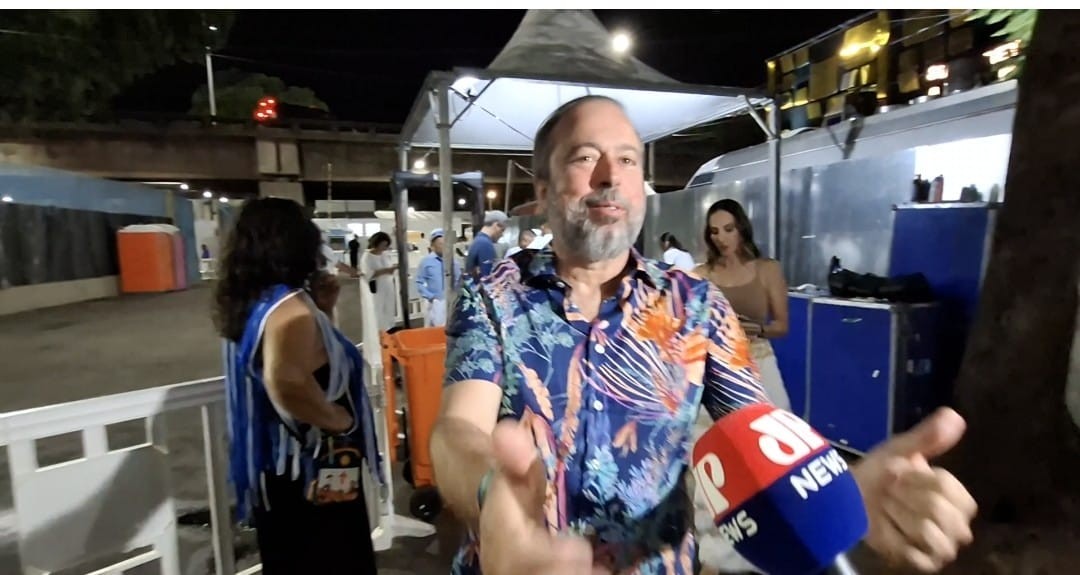 Ministros aparecem em peso, mas evitam desfilar e comentar homenagem a Lula