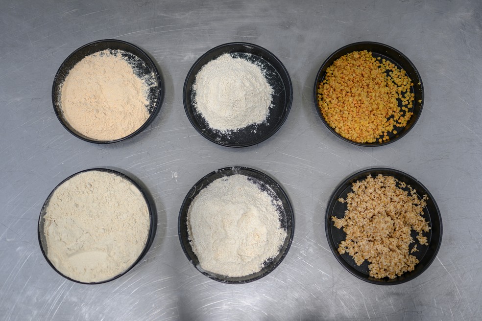 Esta fotografia mostra farinha de emmer, espelta e lentilha, bem como grãos cozidos de lentilha e bulgur, ingredientes do pão Kulluoba — Foto: Yasin AKGUL / AFP
