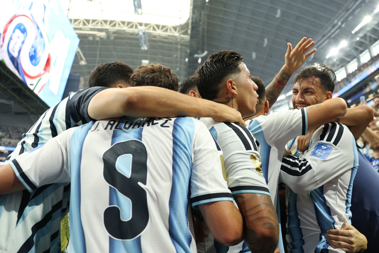 Equipe argentina comemora marco histórico do jogador — Foto: Getty Images via AFP