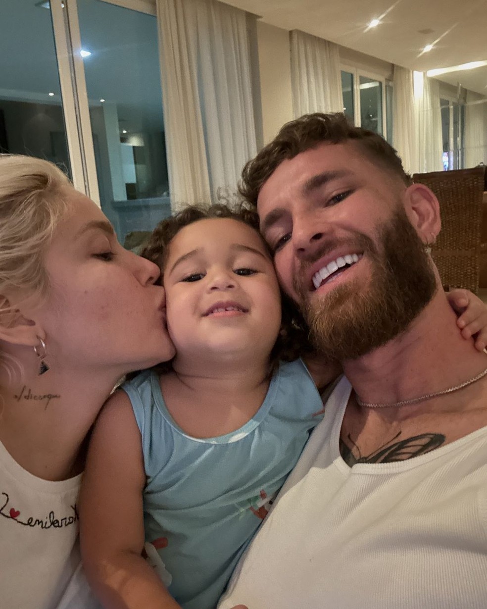 Léo Pereira posou com a namorada, Karoline Lima, e a enteada, Cecília  — Foto: Reprodução Instagram