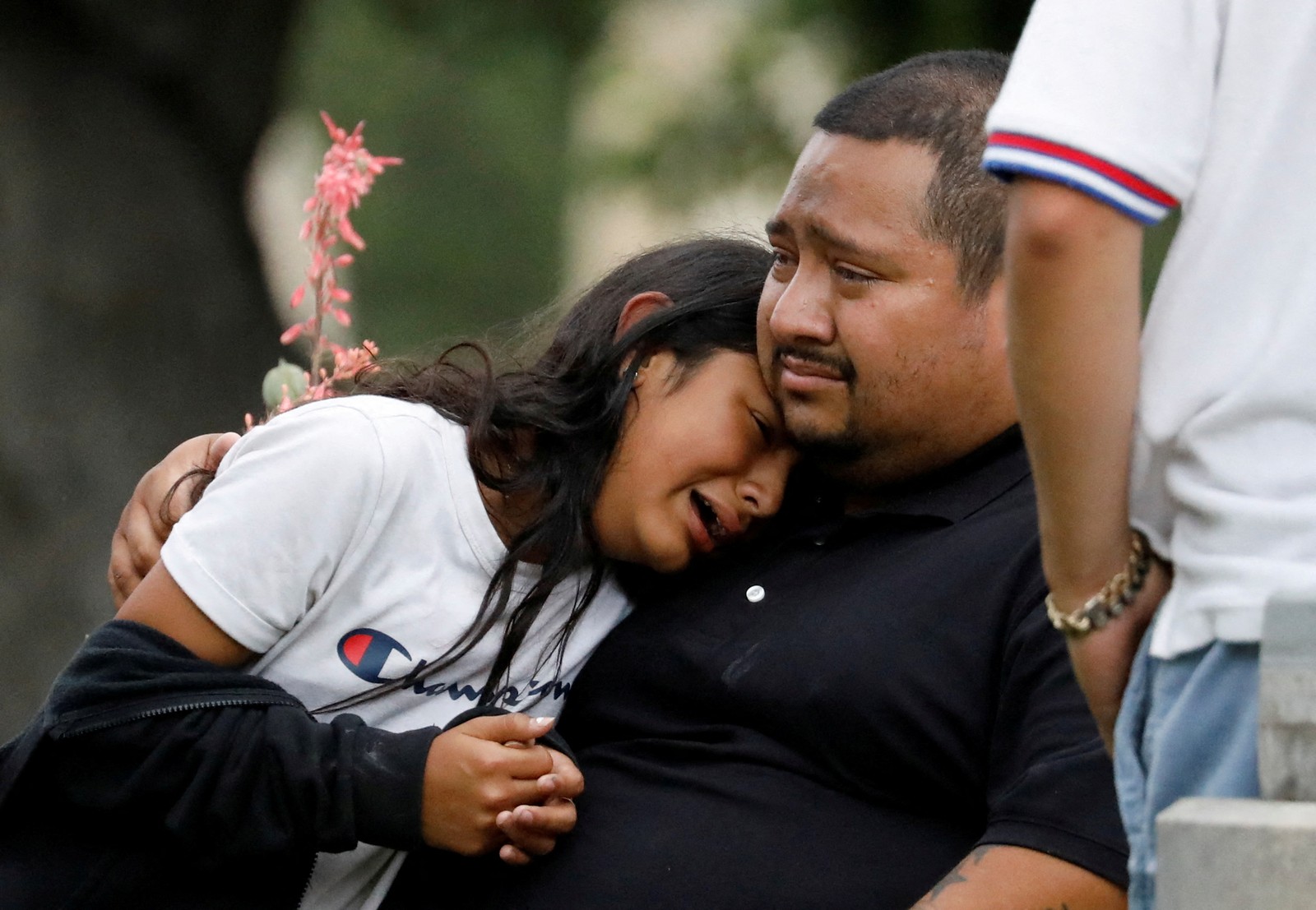 Pessoas reagem do lado de fora do Centro Cívico de Leon. ocorrido marca o ataque a tiros em escola mais mortal da história do Texas — Foto: Marco Bello / Reuters