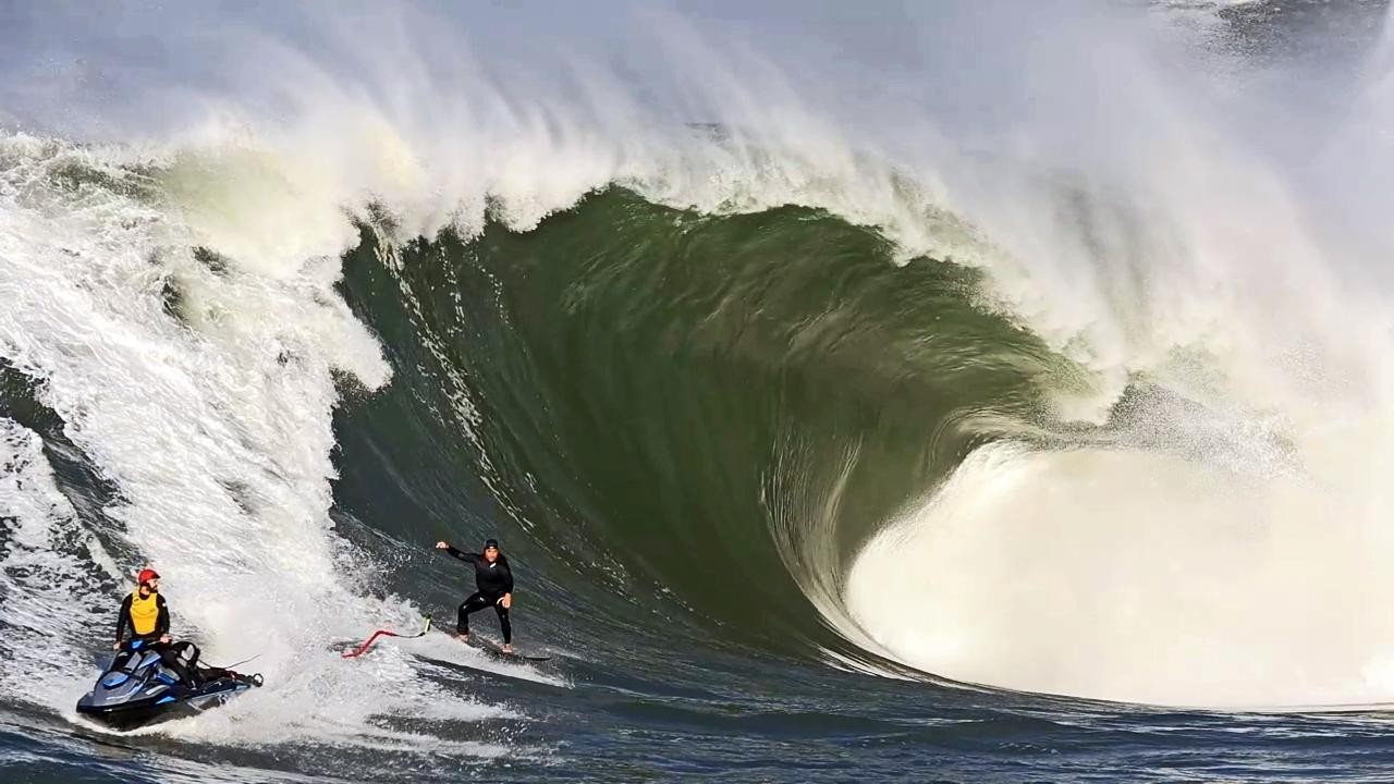 Ressaca e mar gigante: ondas de até 6 metros levam elite do surfe a Itacoatiara, em Niterói; vídeo