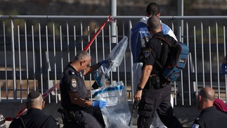 Polícia israelense remove a cena do tiroteio em Jerusalém nesta quinta-feira (30) — Foto: RONALDO SCHEMIDT / AFP